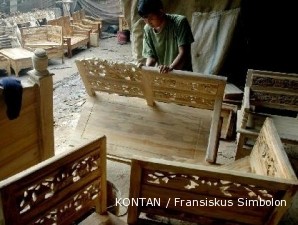 Meraup untung dari mebel bekas peti kemas