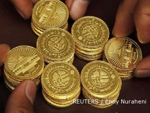 Harga emas kembali mendekati rekor setelah dollar melemah