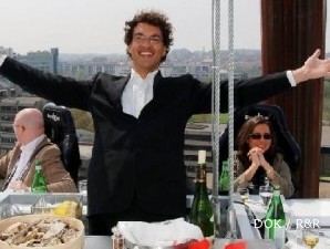 Sensasi makan malam romantis di ketinggian 50 m di atas tanah, pasti asyik!