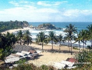 Kecantikan pantai selatan di ubir Pegunungan Sewu