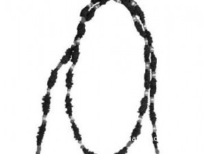 Meronce laba dari kalung biji saga