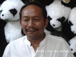 Wasno mengirit duit dengan bahan sisa pabrik (2)