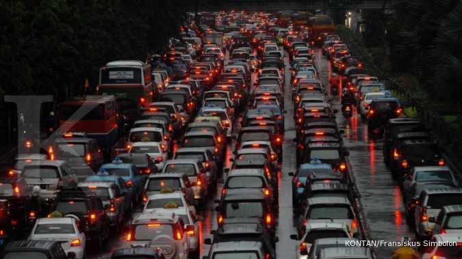 Jalanan amblas, tol Jagorawi macet total