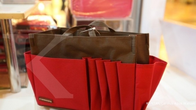 Mengantongi laba dari kreasi tas dalam tas