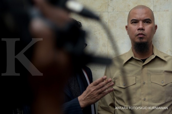 Ahmad Dhani gantung mik? Ahmad Dhani gantung mik?