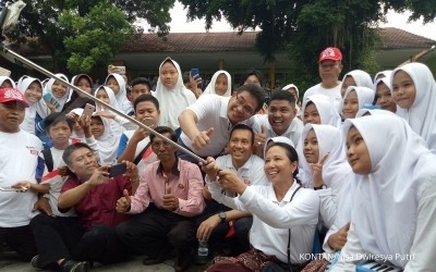 Perhatian rakyat Serang tersedot ke Menteri Rini Perhatian rakyat Serang tersedot ke Menteri Rini