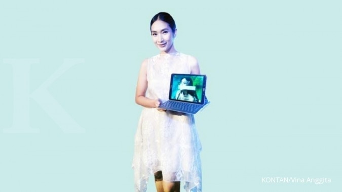 Happy Salma nyaman dengan gawai Happy Salma nyaman dengan gawai