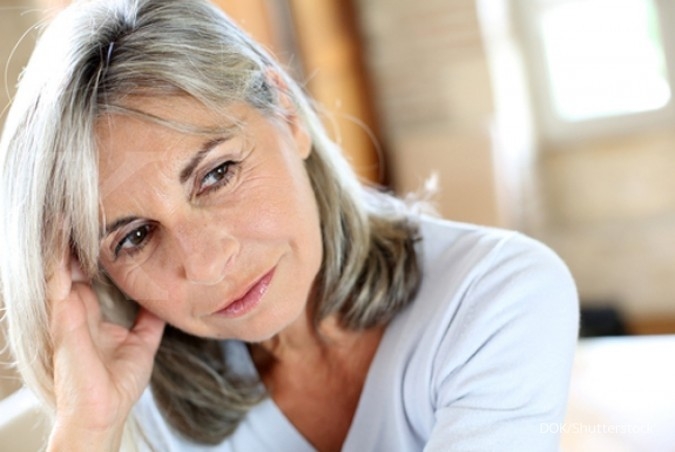 Menopause termasuk salah satu penyebab perut buncit yang dialami wanita.