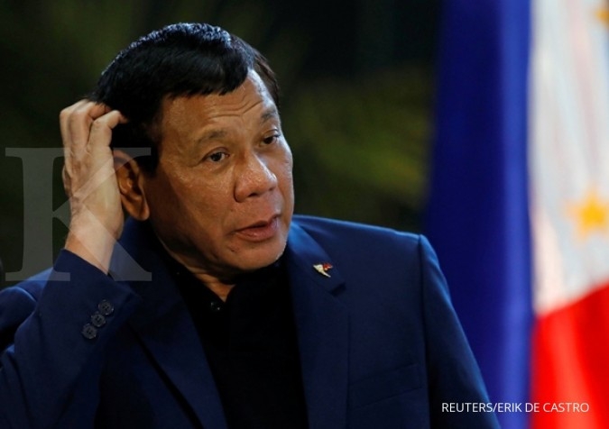Presiden Filipina Rodrigo Duterte berbicara selama konferensi pers di Bandara Internasional Ninoy Aquino di Paranaque, Metro Manila, Filipina.