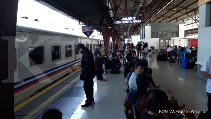 Antrean kereta api menumpuk di stasiun akibat gangguan di 