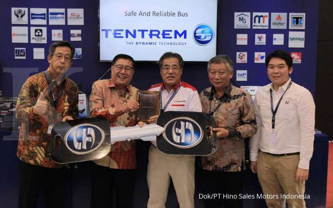 Hino Bus RN 285, Andalan di Jalur Tol Trans Jawa, diserahterimakan kepada PO Harapan Jaya di GIIAS