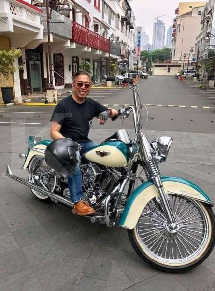Hary Prasetyo berfoto dengan motor Harley Davidson Panhead