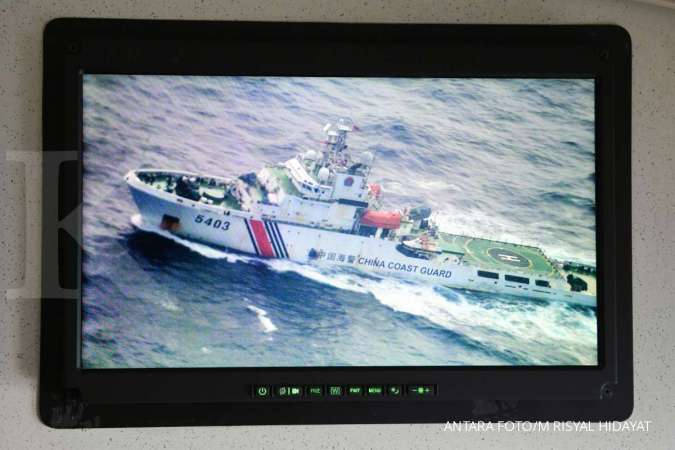 ILUSTRASI. Pergerakan kapal Coast Guard China terlihat melalui layar yang tersambung kamera intai dari Pesawat Boeing 737 Intai Strategis AI-7301 Skadron Udara 5 Wing 5 TNI AU Lanud Sultan Hasanudin Makassar saat melakukan patroli udara di Laut Natuna, Sabtu (4/1/2020).