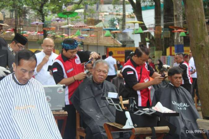 ILUSTRASI. Presiden Joko Widodo mengikuti potong rambut massal di area wisata Situ Bagendit, Garut, Jawa Barat, Sabtu (19/1/2019). Presiden Joko Widodo cukur rambut bersama puluhan warga Garut lainnya. 