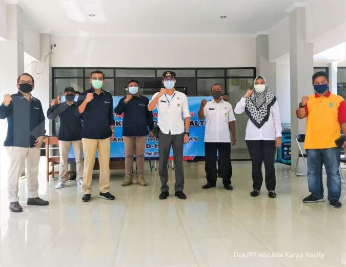 Waskita Modern Realti Serahkan Bantuan Kemanusiaan kepada Warga Kayuringin Jaya