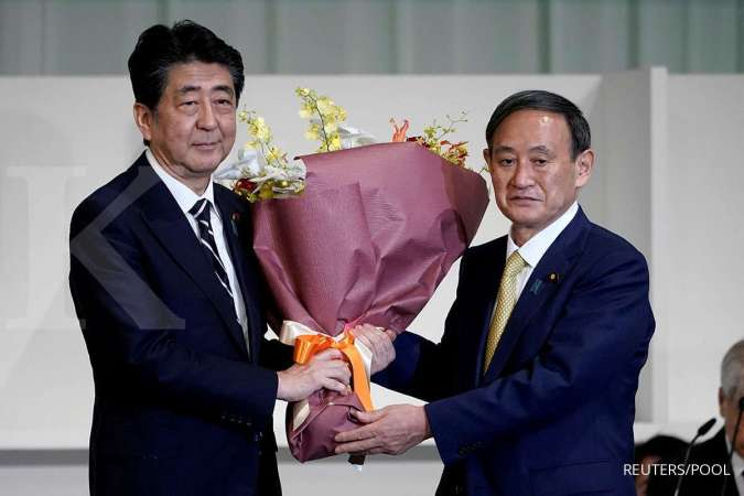 PM Jepang yang baru Yoshihide Suga dan mantan PM Jepang Shinzo Abe.