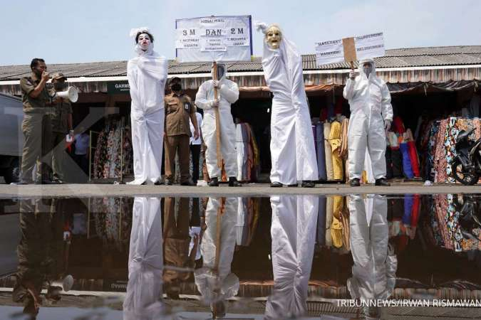 Pocong Sosialisasikan Pentingnya Protokol Kesehatan. Salah satu cara pencegahan penyebaran Covid-19 dengan menerapkan 3M