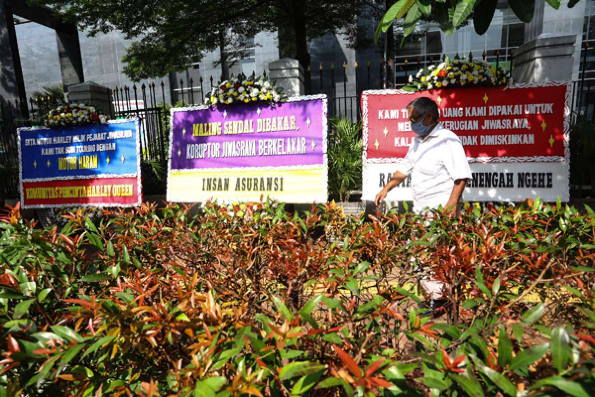 Karangan bunga dukungan kasus Jiwasraya