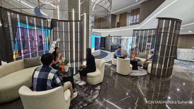 Super Flagship BNI-Petugas bank melayani para nasabah 