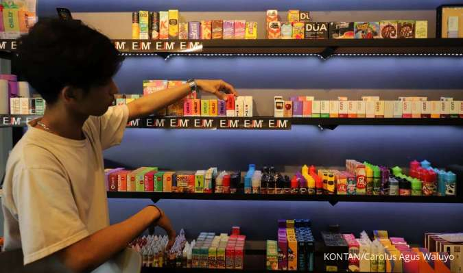 Karyawan menata liquid vape rokok elektrik di toko vape