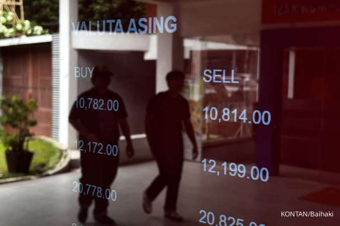 Pejalan kaki melintas depan nilai tukar valuta asing