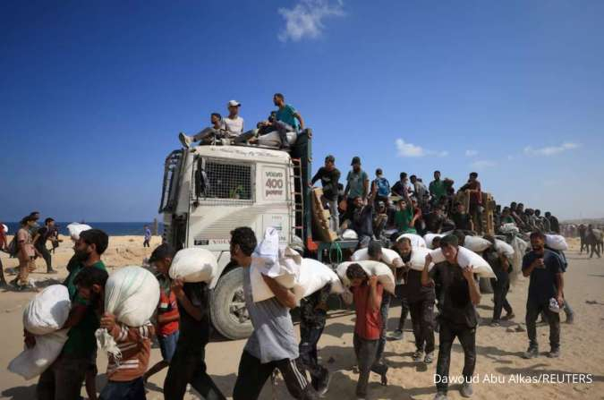 Warga Palestina di Gaza membawa bantuan kemanusiaan