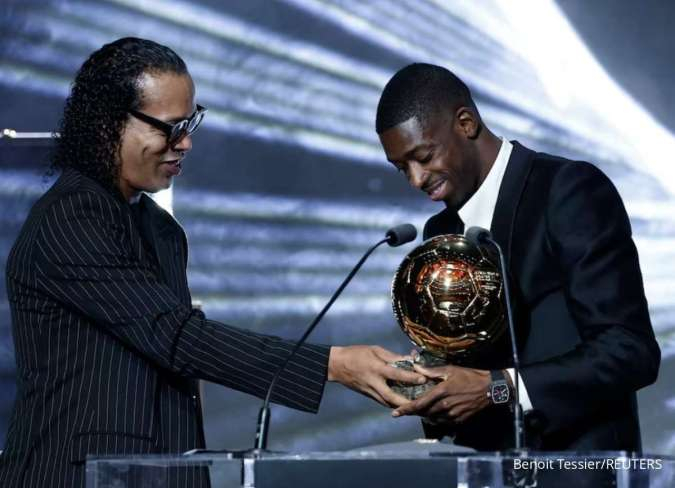 Ousmane Dembele menerima trofi Ballon dOr