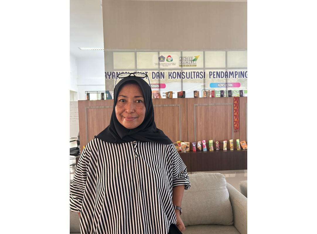 Kontan. Nova Matriana Djama (50), pengusaha UMKM pentol dari Kendari pelatihan bertajuk “Kelas Tunai: Teman UMKM Naik Omzet Lewat Literasi Finansial” yang digelar di Pusat Layanan Usaha Terpadu (PLUT) Kementerian UMKM di Kendari. (istimewa)