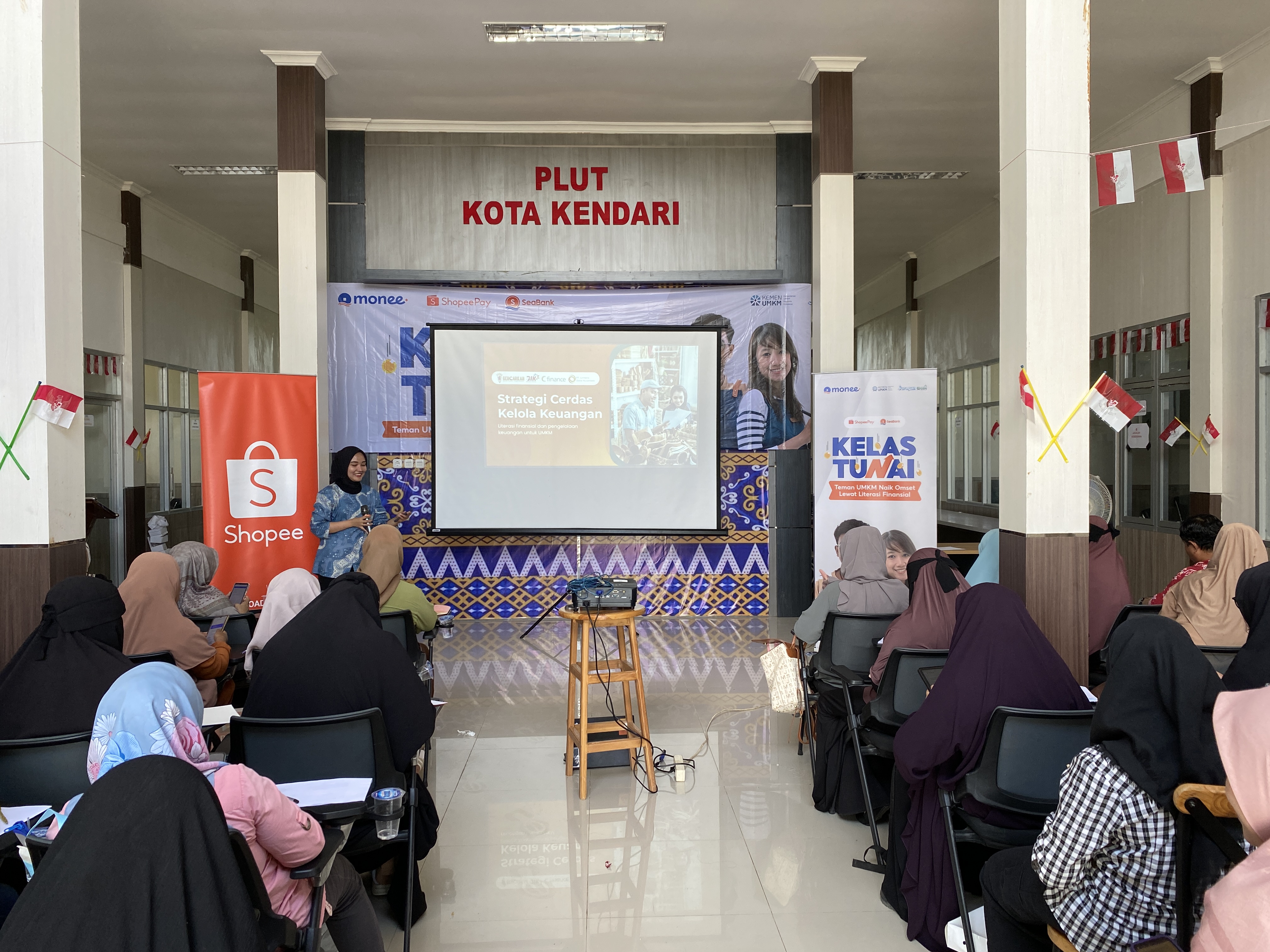Kontan. Suasana pelatihan bertajuk “Kelas Tunai: Teman UMKM Naik Omzet Lewat Literasi Finansial” yang digelar di Pusat Layanan Usaha Terpadu (PLUT) Kementerian UMKM di Kendari. (istimewa)