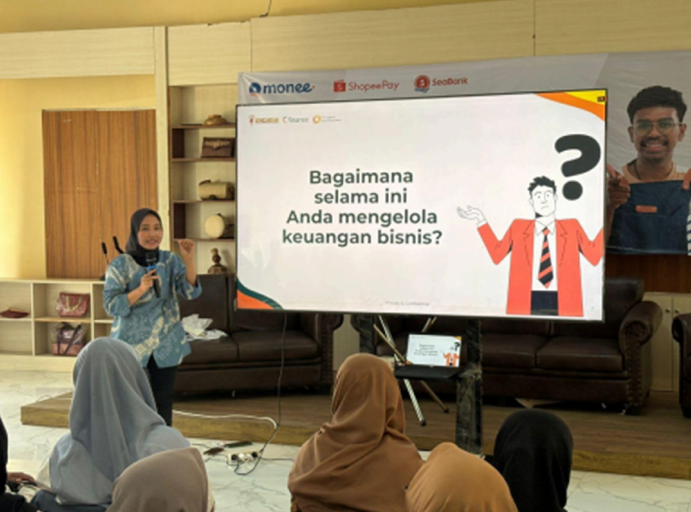 Kontan. Suasana pelatihan ‘Kelas Tunai’. Peserta mendengarkan, mencatat dan ada yang mengabadikannya langsung menggunakan kamera ponsel. (istimewa). 