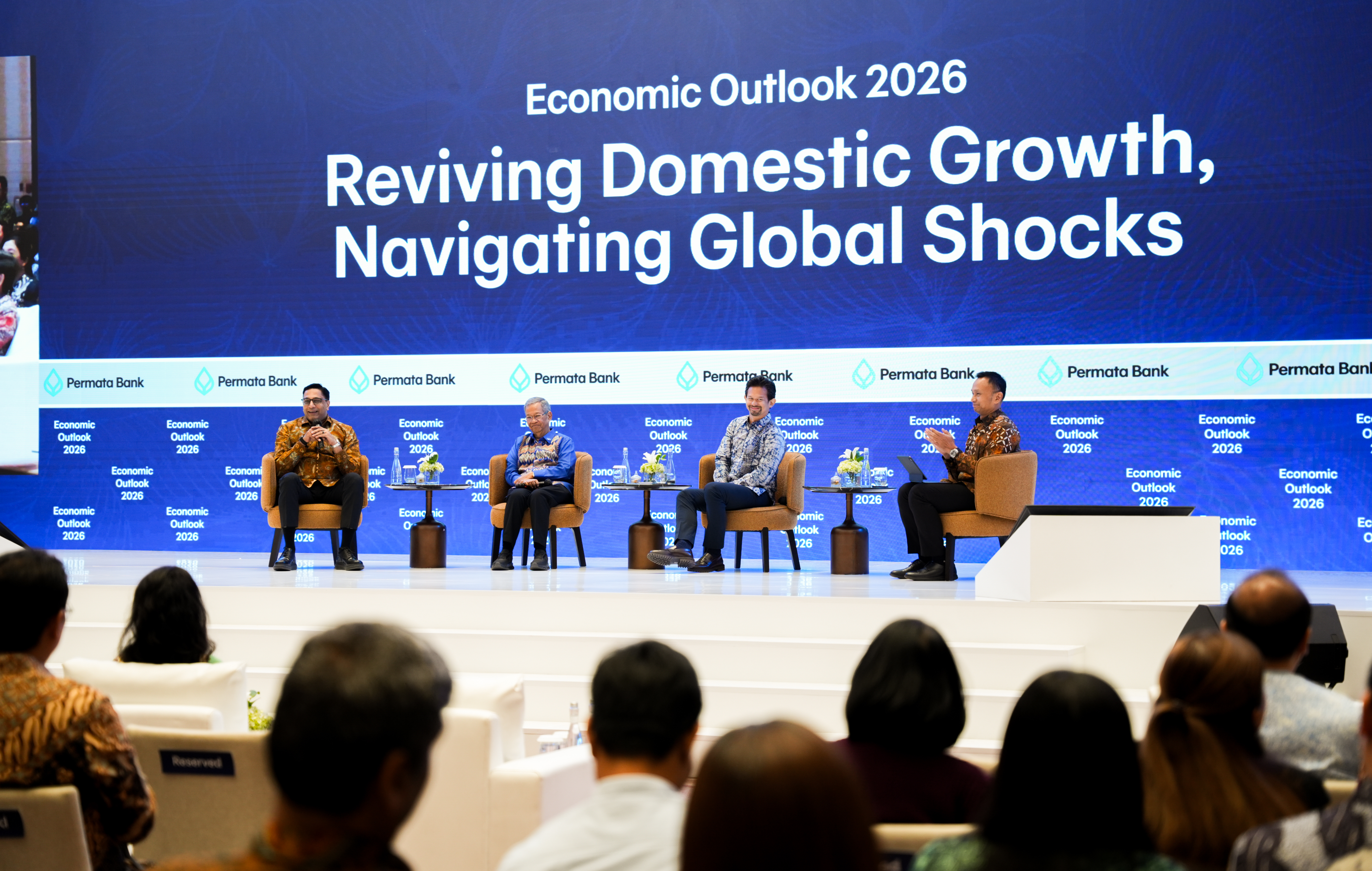Kontan - Permata Bank Native Online. (ki-ka): Vikram Sinha, President Director & Chief Executive Officer PT Indosat Tbk; Adi Rahman Adiwoso, President Director PT Pasifik Satelit Nusantara; Bani Maulana Mulia, President Director PT Samudera Indonesia Tbk; dan Ahmad Mikail Madjid, Director of Technology Permata Bank pada sesi diskusi “Digital Economy Transformation: Navigating Opportunities and Strategic Imperatives for Indonesia's Future Growth” dalam Economic Outlook 2026.